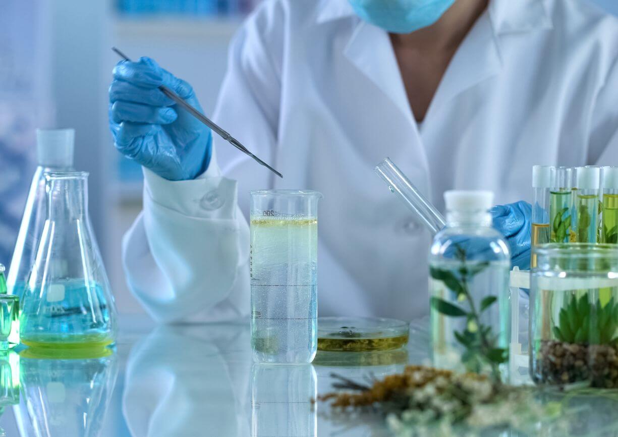 Personne en train d'effectuer une solution chimique en cosmétique