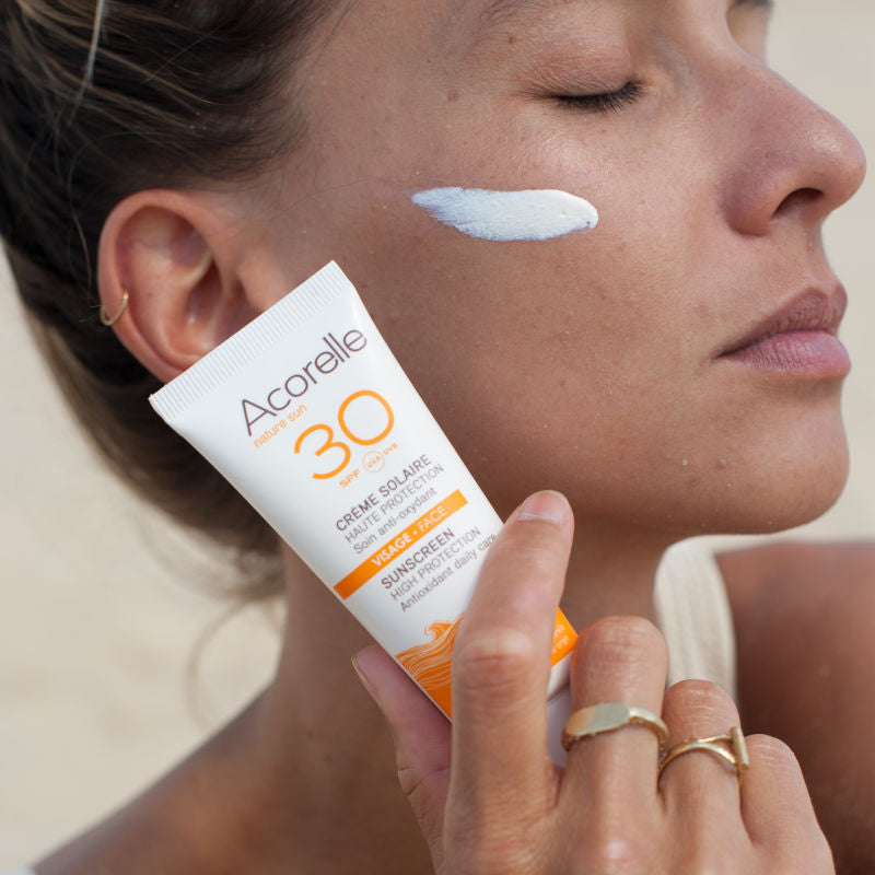 creme solaire spf30 acorelle sur joue d'une femme