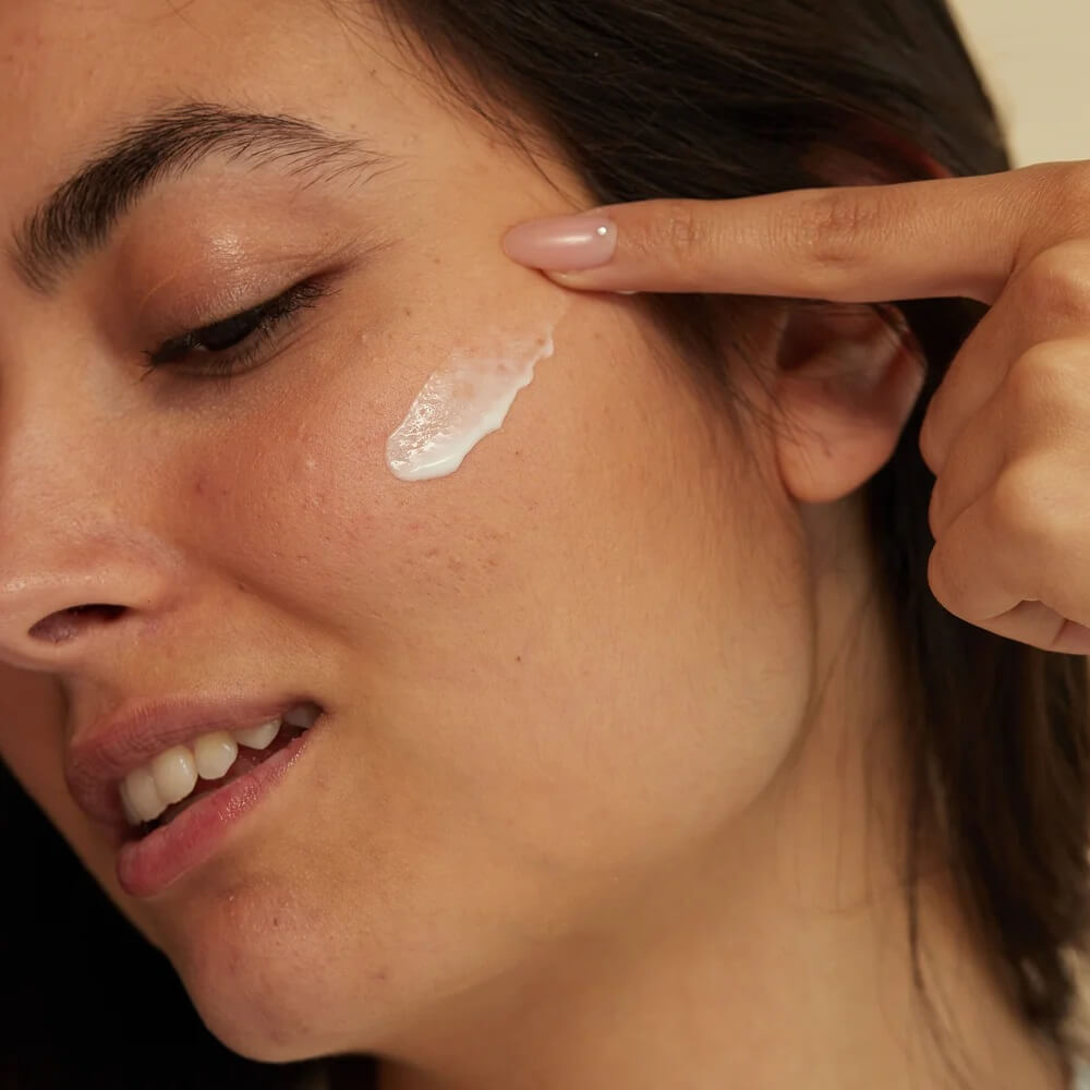 Creme visage a la nigelle sur la peau application