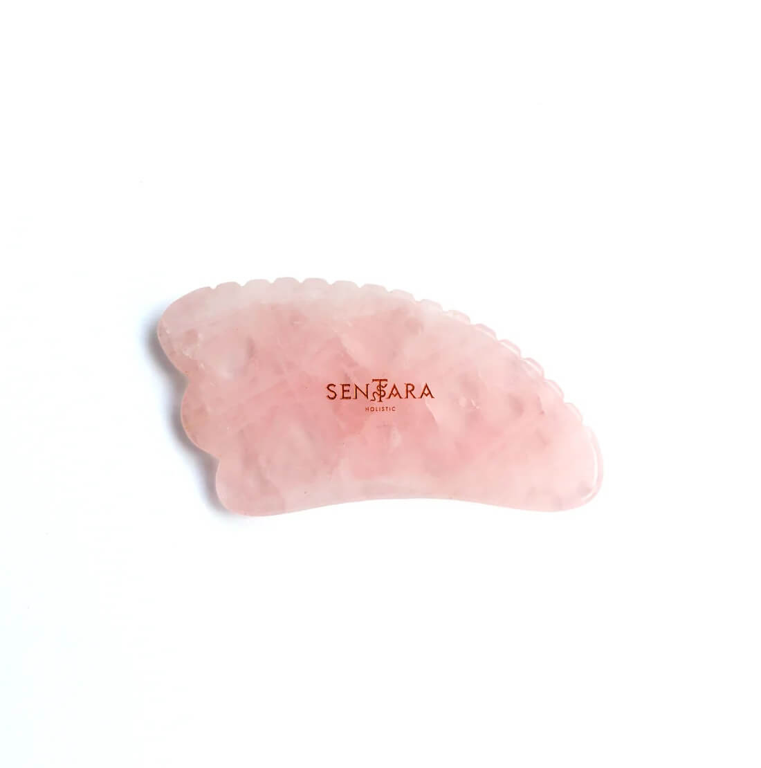 gua sha corne à dents en quartz rose fond blanc