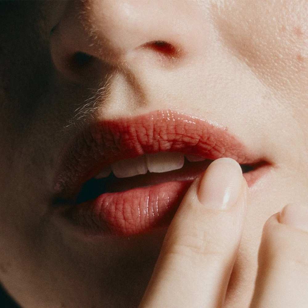 Application du gloss Absolution Tinted Love