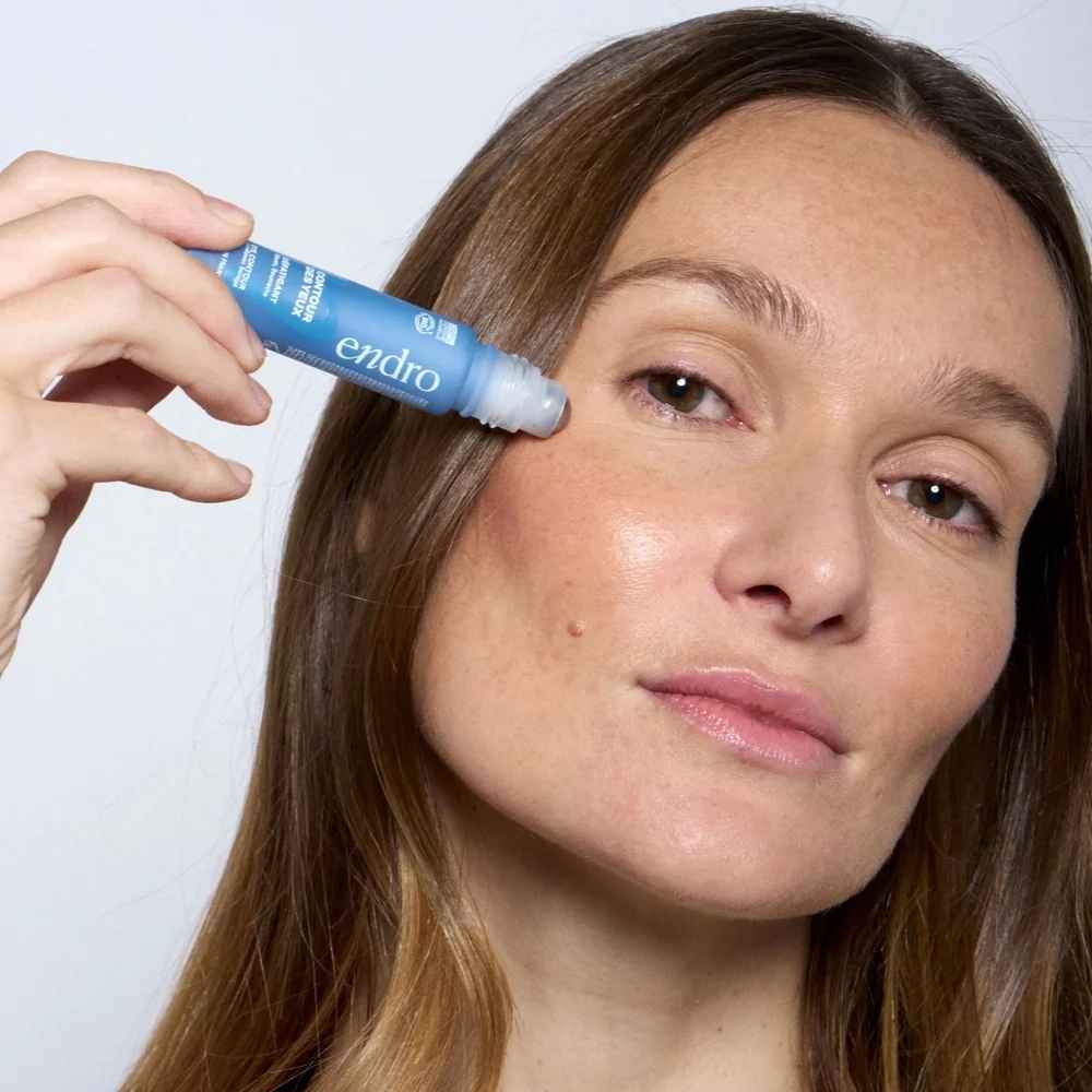 Femme qui utilise le Contour des yeux Endro