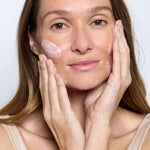 crème anti-âge endro appliqué sur le visage