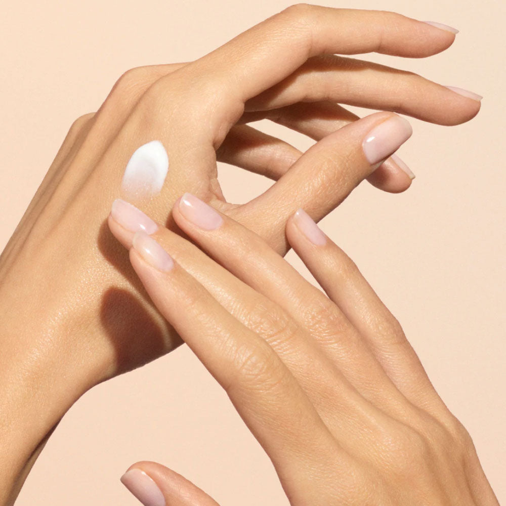 application creme mains manucurist fleur orange sur les mains