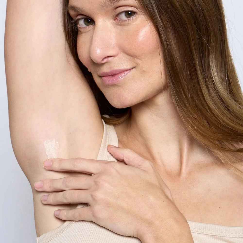 application sur aisselle du déodorant endro aloe
