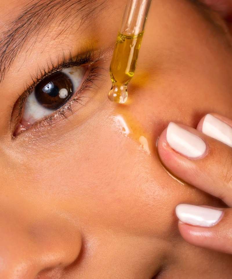Image d'une femme appliquant l'huile de noisette Oden sur son visage