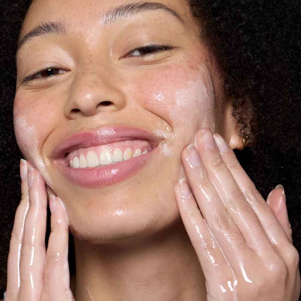 application de l'huile lactée endro sur visage