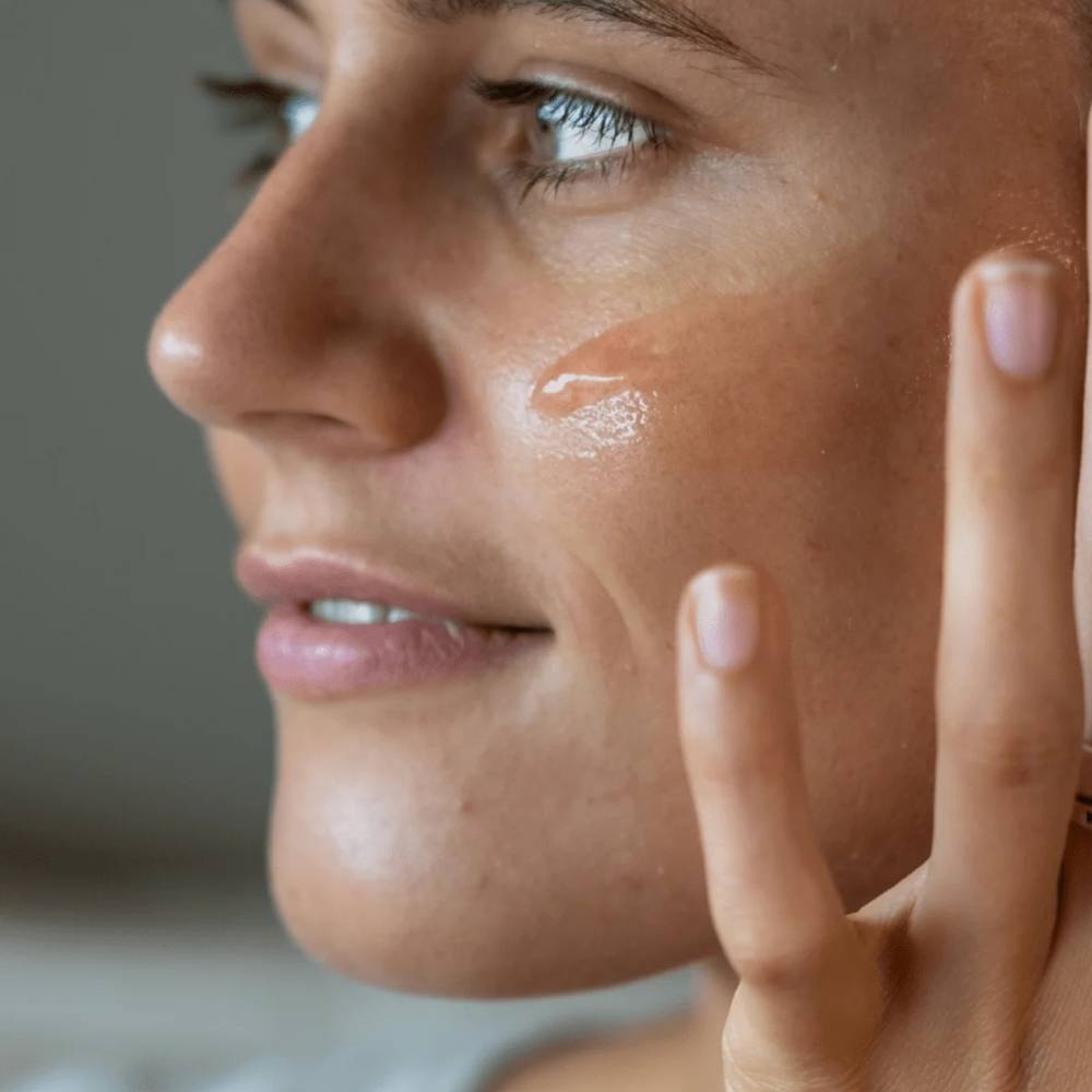 application sur peau la joue du masque exfoliant acides fruits