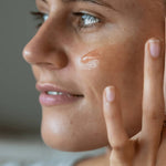 application sur peau la joue du masque exfoliant acides fruits