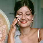 application avec le coton de la poudre de teint sweet & safe Aboslution