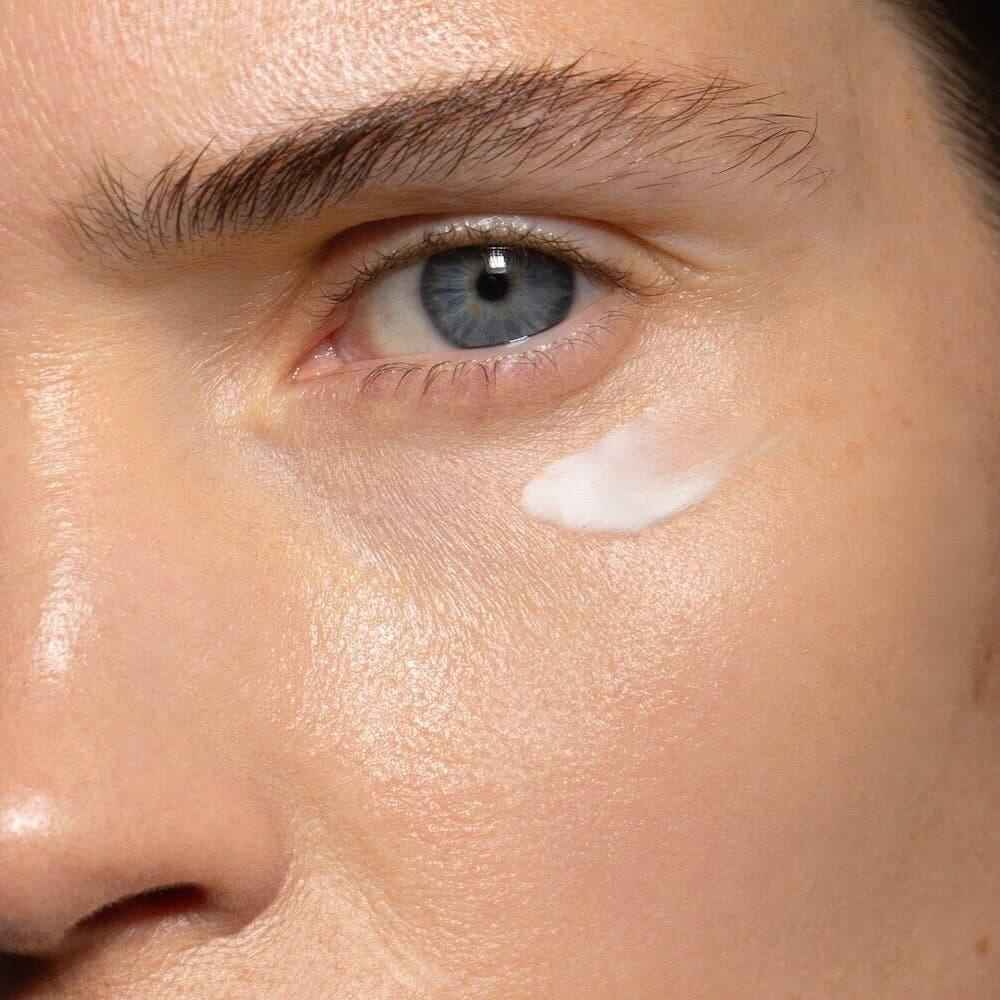 application du contour des yeux au retinol végatale Madara