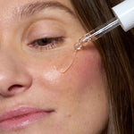 application du serum anti-âge sur le visage