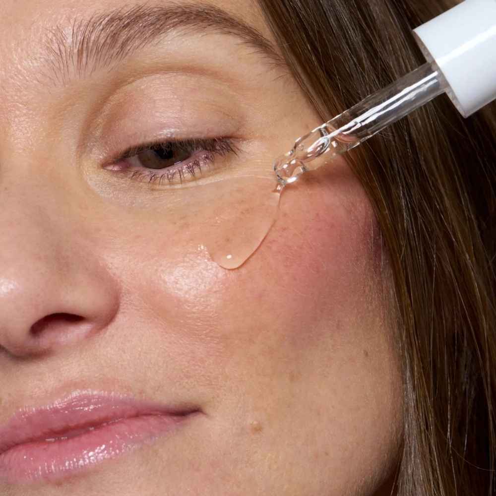 application du serum anti-âge sur le visage