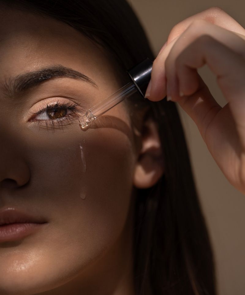 Image d'une femme appliquant son sérum sur le visage