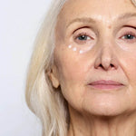 Application du soin contour des yeux Endro en points sous l'œil sur une peau mature