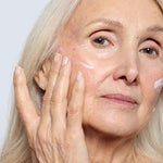 application sur un visage de La crème de nuit anti-âge au collagène Endro