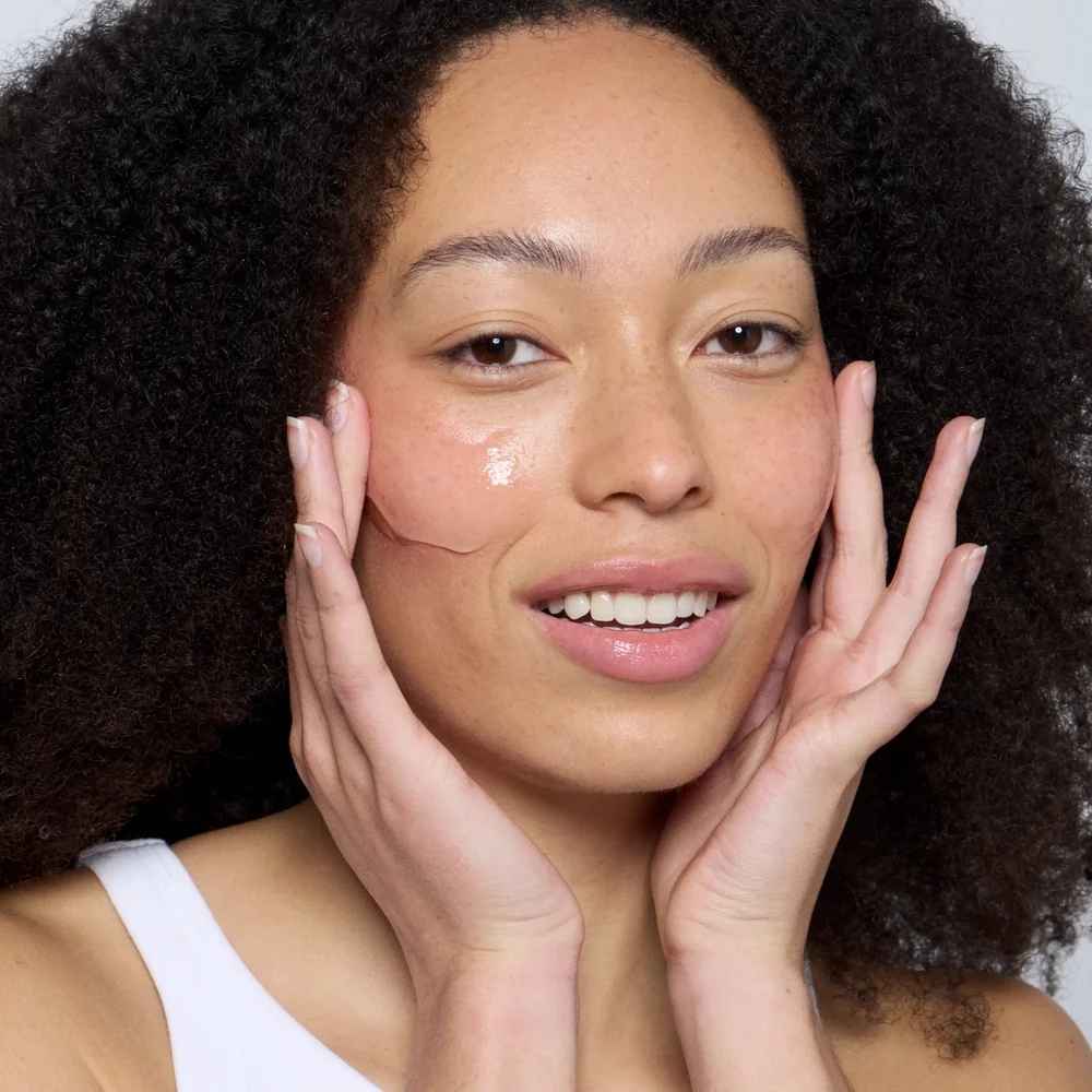 application sur visage du sérum hydratant 48h endro