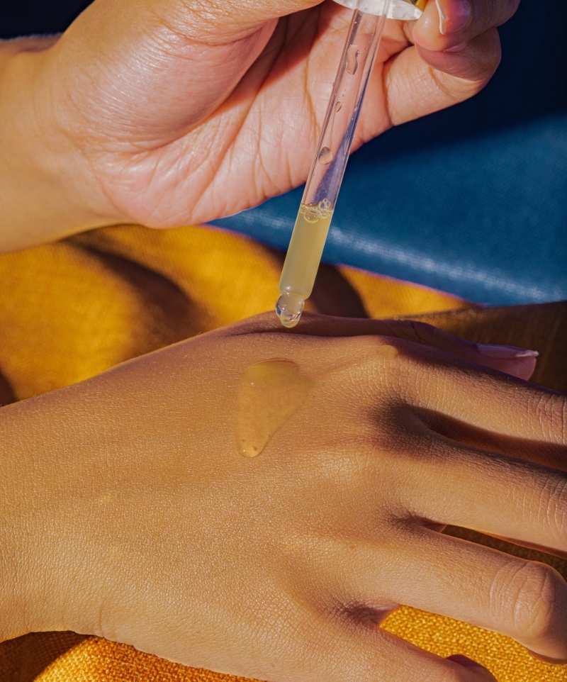 Personne appliquant un sérum à la vitamine sur le dos de sa main