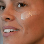 application sur le visage du lait douceur vanille la canopée