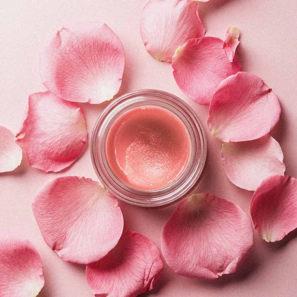 Texture fondante rosée du baume à lèvres Rose de France Oden vue de dessus