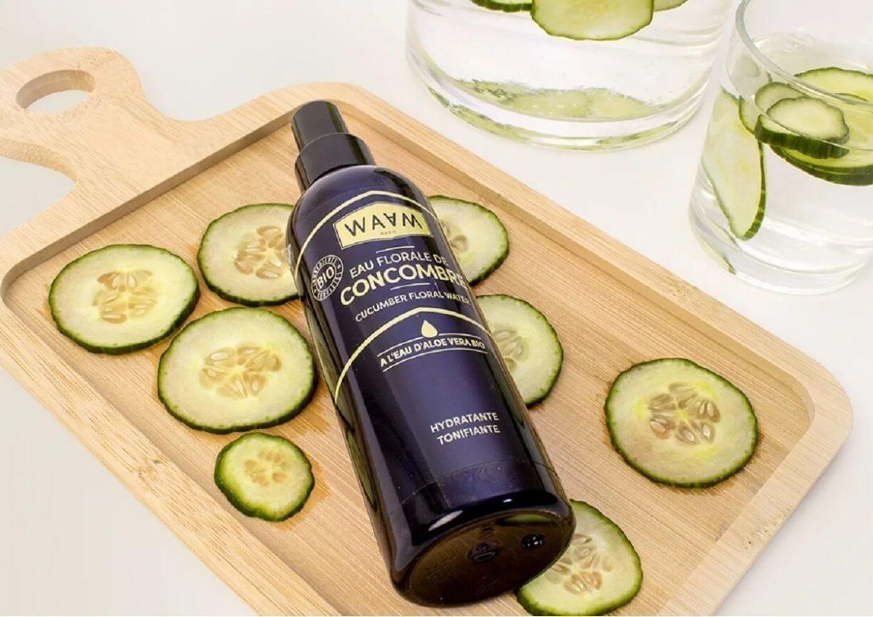 Image hydrolat de concombre sur un plateau avec des concombres et de l'eau