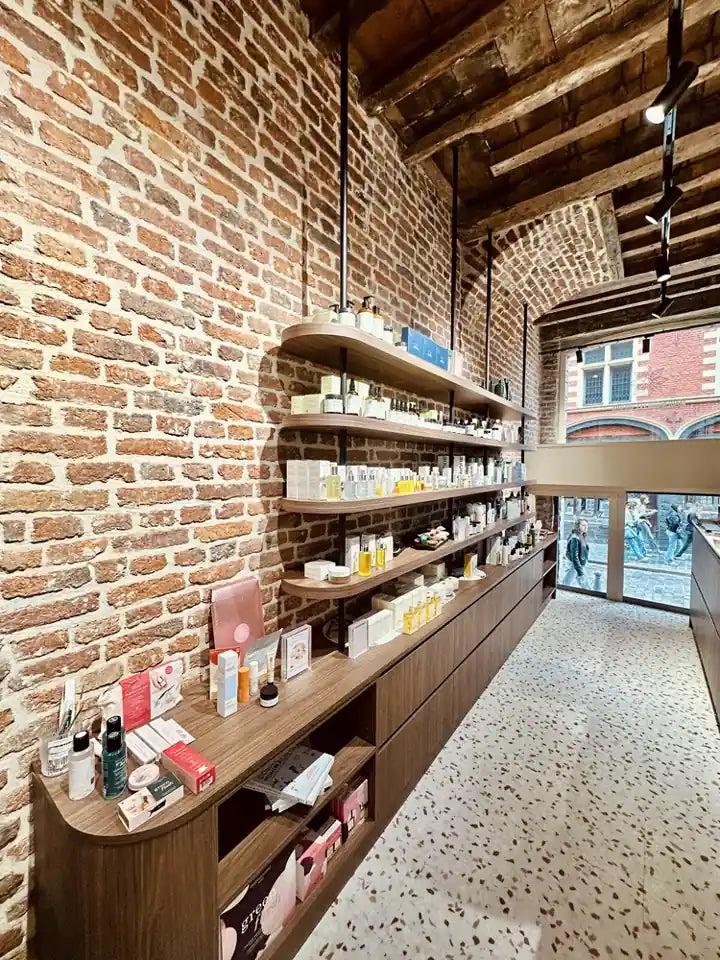 mur brique et produits cosmétiques bios