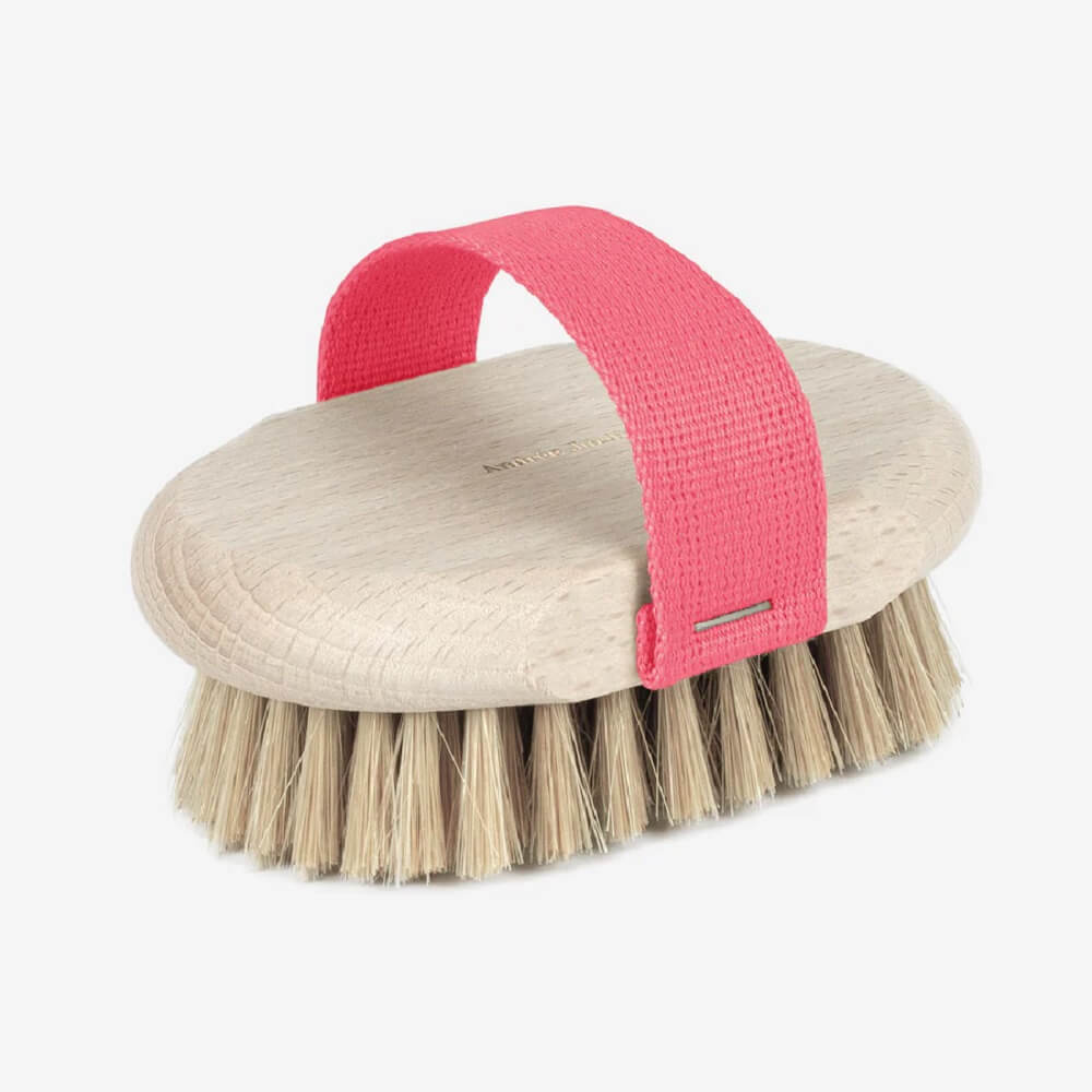 brosse de massage à sec andrée jardin en hêtre rose sur fond blanc