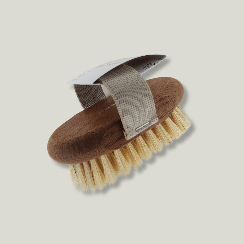 brosse de massage à sec andrée jardin en frêne sur fond beige