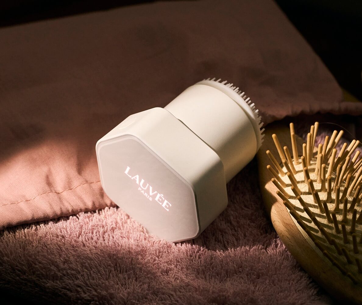 visuel lifestyle de la brosse nettyante Lauvée modèle L1 rose