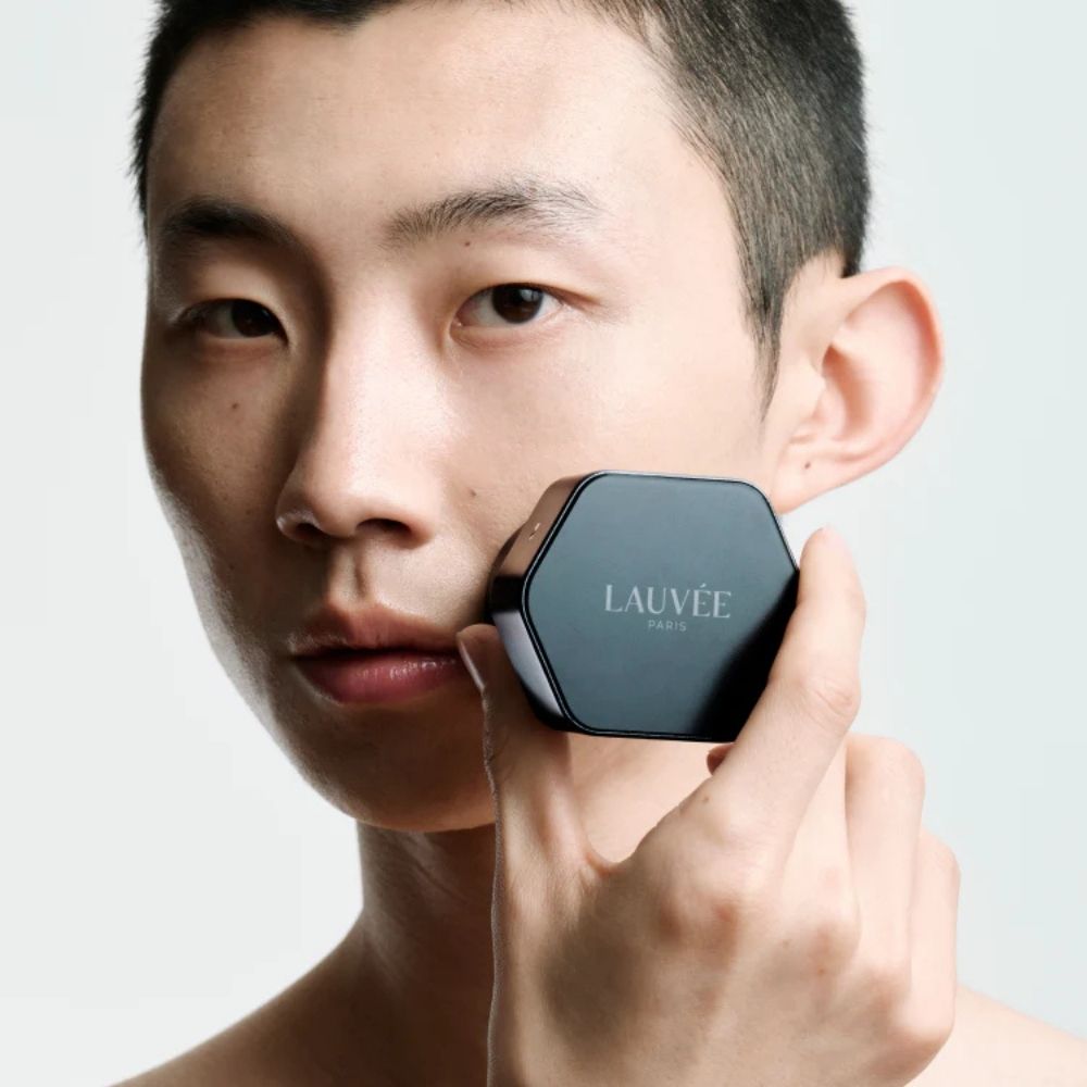 Application sur le visage de la brosse nettoyante visage L1 noire Lauvée Paris