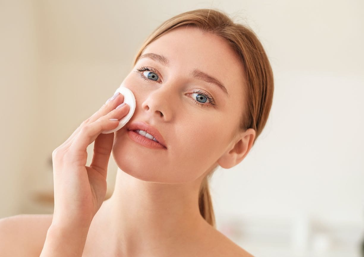 Choisir une eau micellaire ou une huile démaquillante