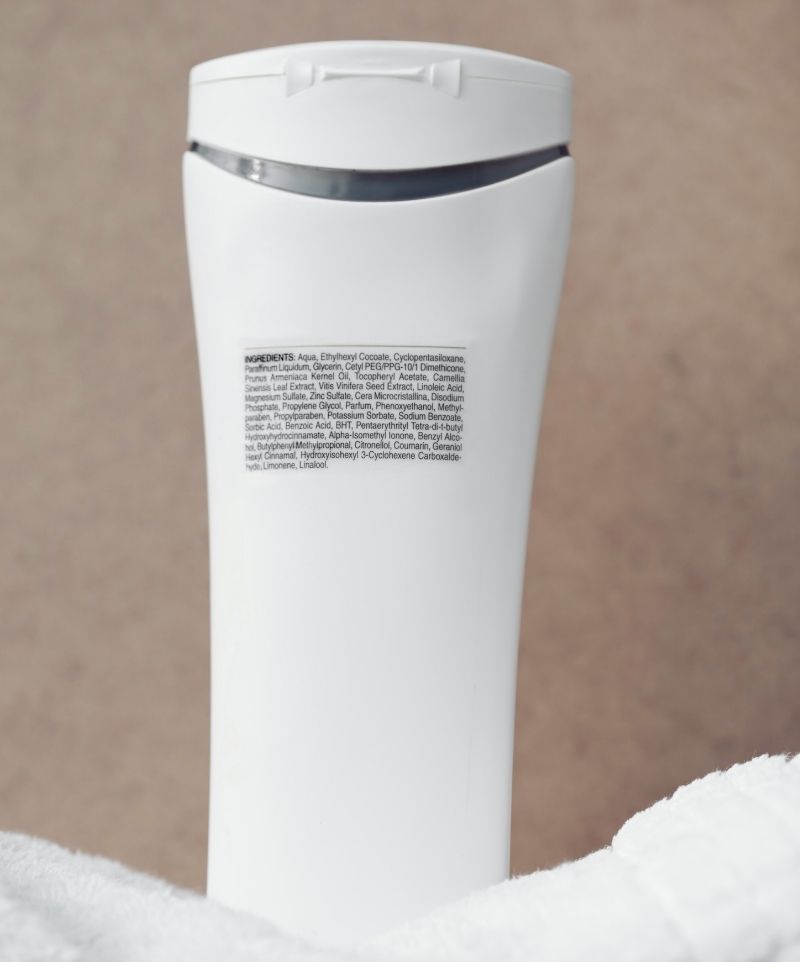 image d'un flacon blanc avec à l'arrière la composition du produit cosmétique