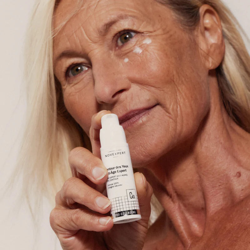 Femme qui montre le contour des yeux anti-âge Novexpert