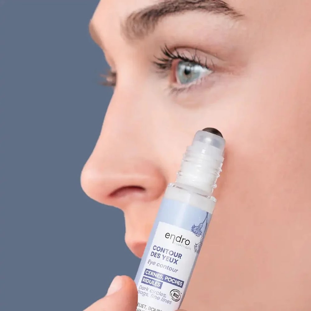 Femme qui utilise le Contour des yeux Endro