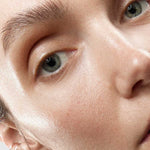 Gros plan sur un contour des yeux hydraté et lumineux après application du stick Shot Mádara