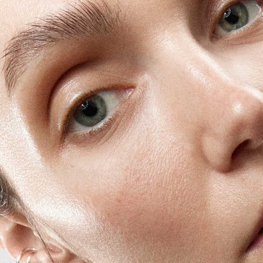 Gros plan sur un contour des yeux hydraté et lumineux après application du stick Shot Mádara