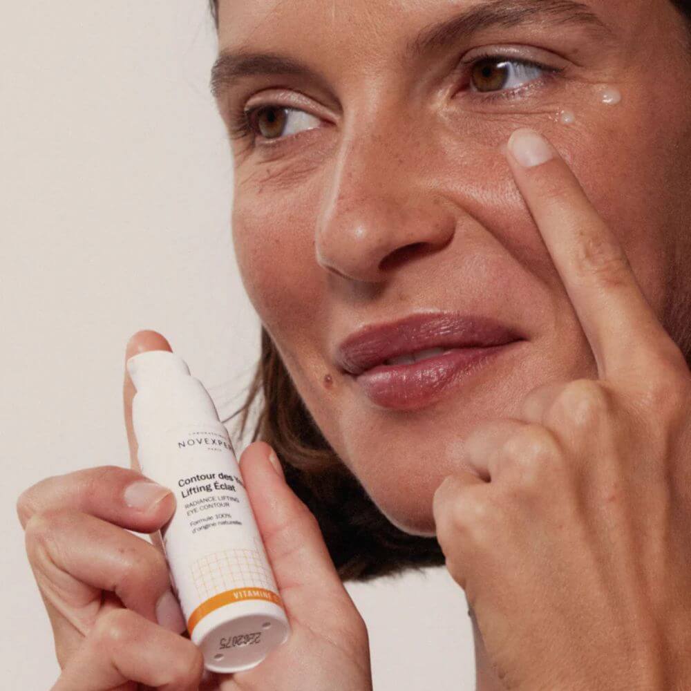 Application du contour des yeux lifting éclat à la vitamine C Novexpert