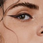Trait de eye liner avec le Crayon yeux marron Mádara