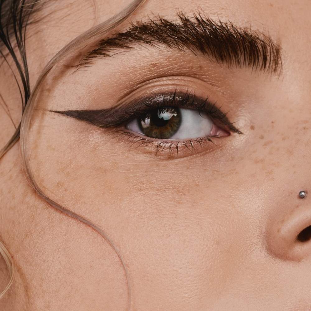 Trait de eye liner avec le Crayon yeux marron Mádara