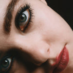 Maquillage des yeux sur une femme avec le Crayon yeux noir Mádara