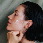 Application sur visage femme de la Crème Beau Jour Absolution