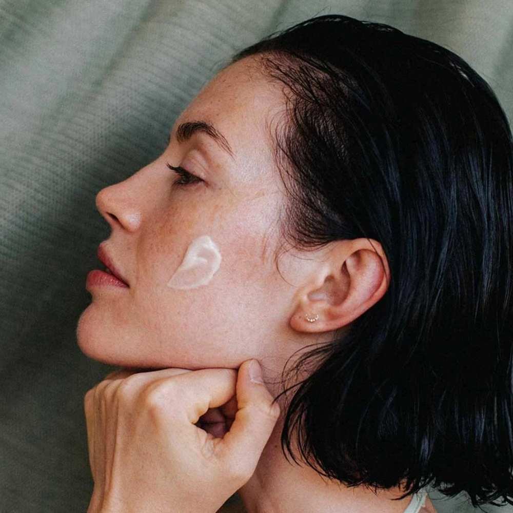 Application sur visage femme de la Crème Beau Jour Absolution