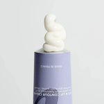 Texture crème fondante blanche du soin contour yeux et lèvres Endro sortant du tube
