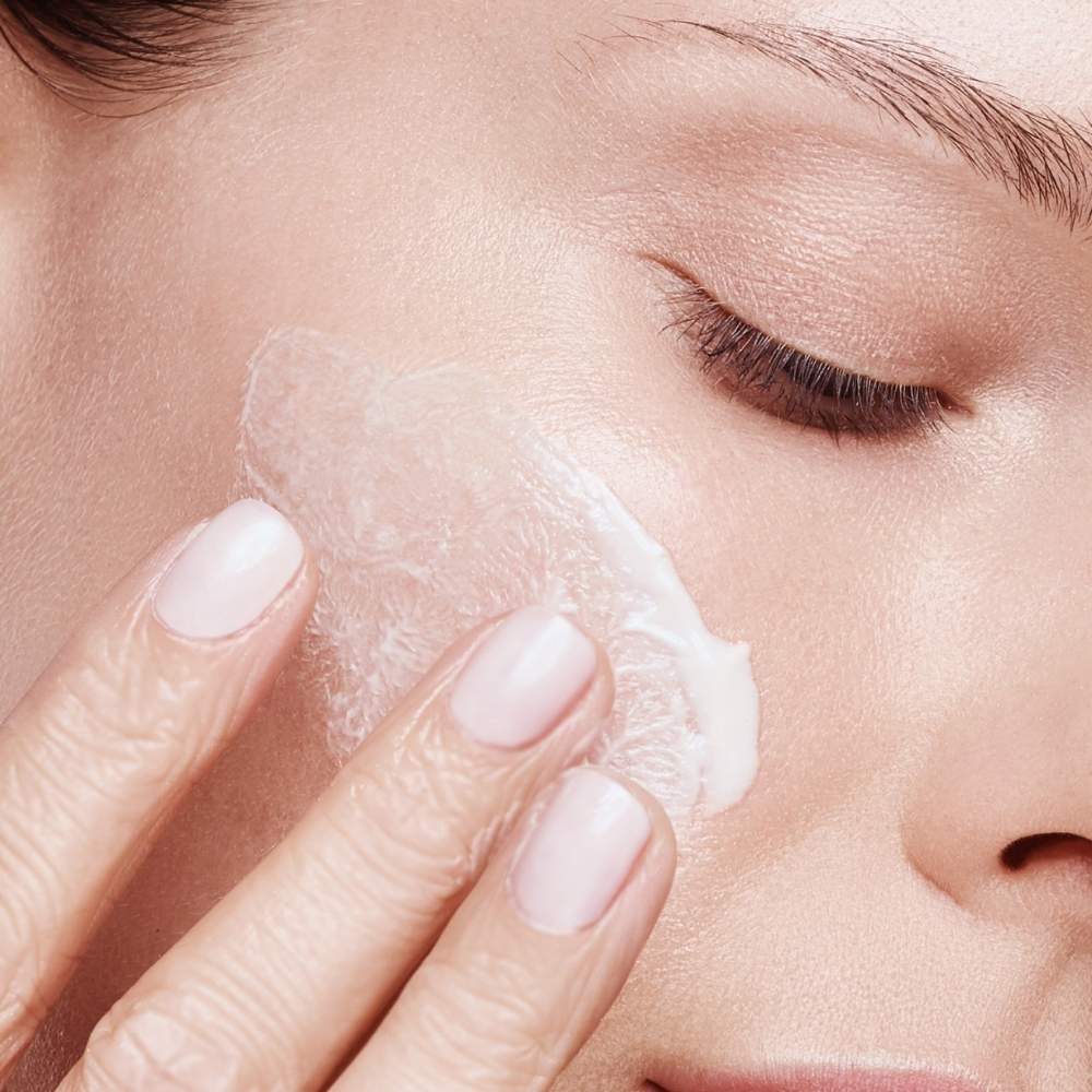Application sur le visage d'une femme de la Crème Riche Hydra Barrière CICA SOS Mádara