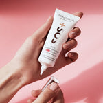 Tube de la Crème Riche Hydra Barrière CICA SOS Mádara dans une main de femme