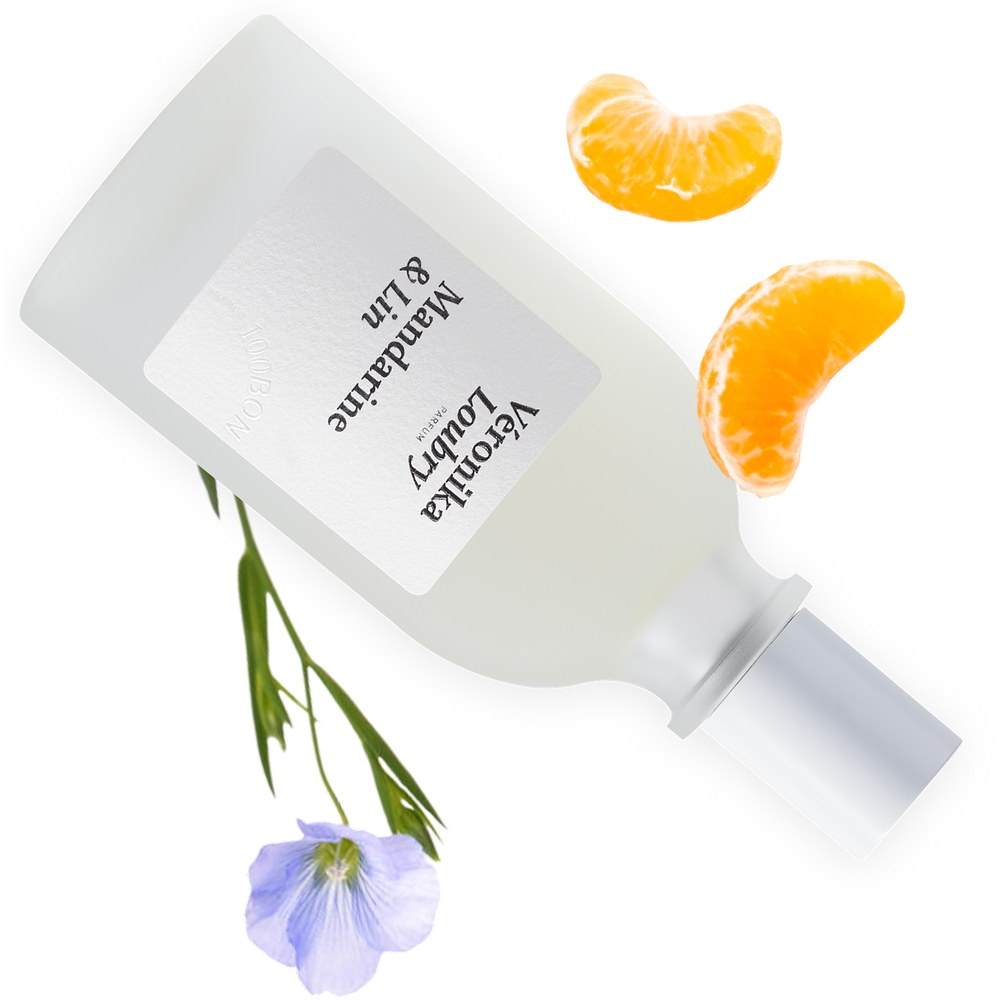 Flacon Mandarine & Lin Veronika Loubry entouré de quartiers de Mandarine et d'une fleur de Lin bleue