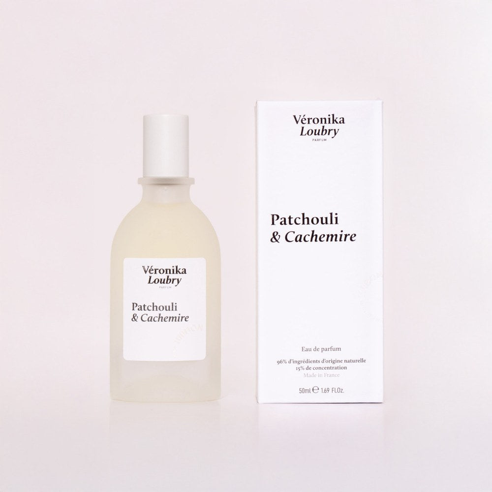 Eau de parfum Patchouli & Cachemire Veronika Loubry 50 ml, flacon en verre dépoli et son étui blanc