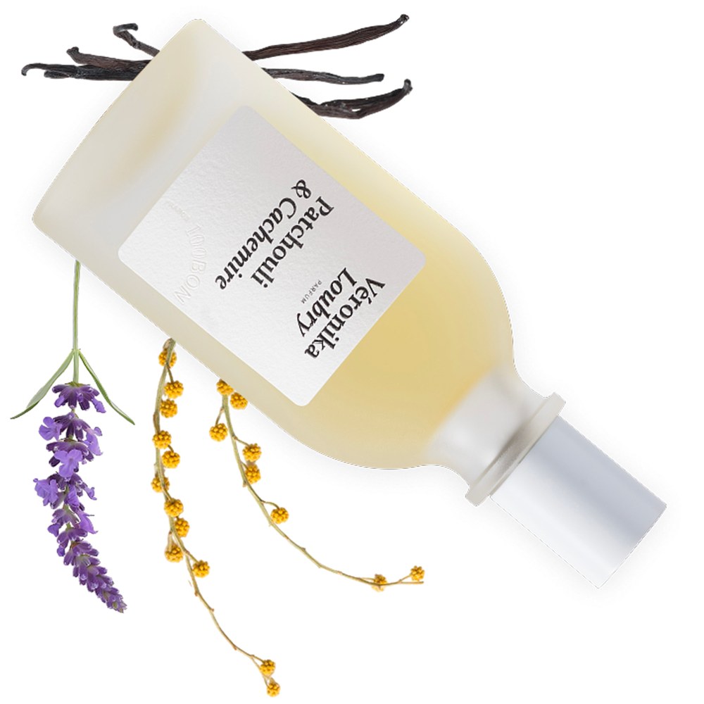 Flacon rechargeable Patchouli & Cachemire Veronika Loubry posé sur des brins de Lavande, de Mimosa et de Vanille