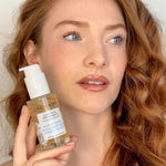 Femme ayant la Gelée Florale Ultra Hydratante La Canopée dans ses mains