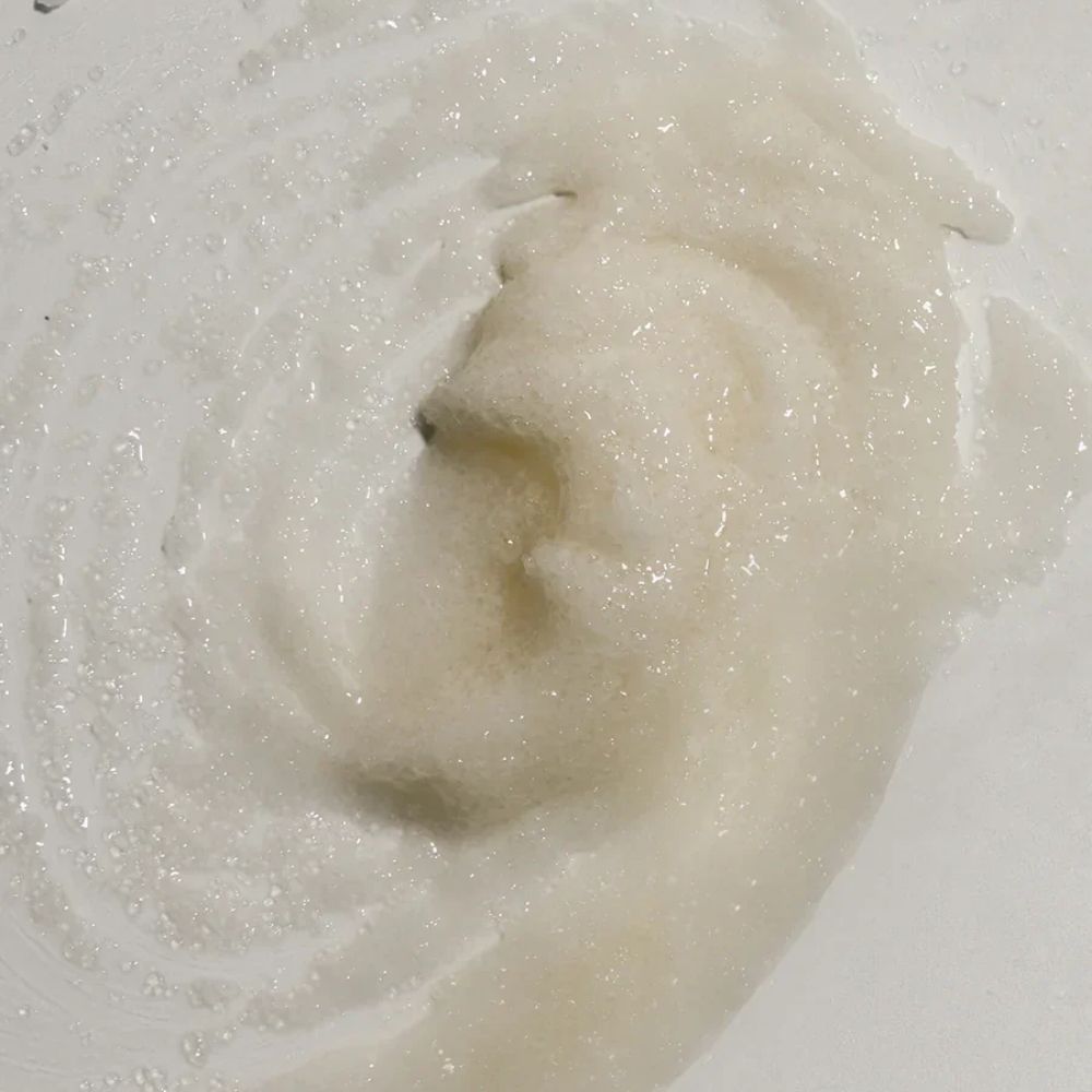 La texture du gommage lacté Lost Alhambra Refeel Naturals